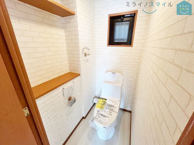 白を基調とした清潔感のあるシンプルで使いやすい高性能トイレです♪