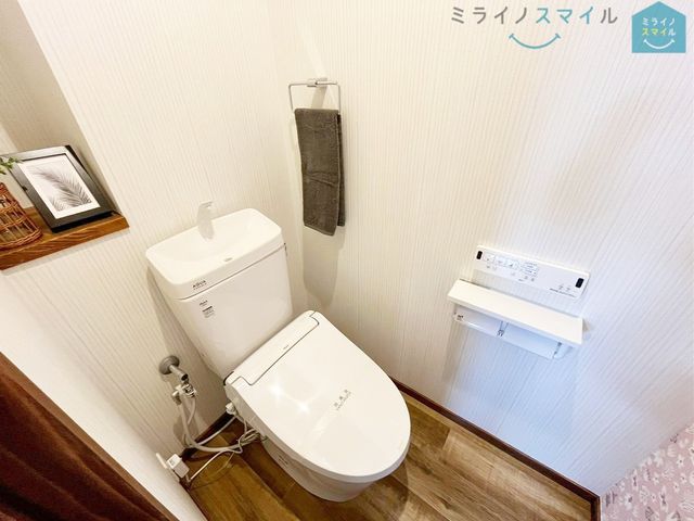 白を基調とした清潔感のあるシンプルで使いやすい高性能トイレです♪