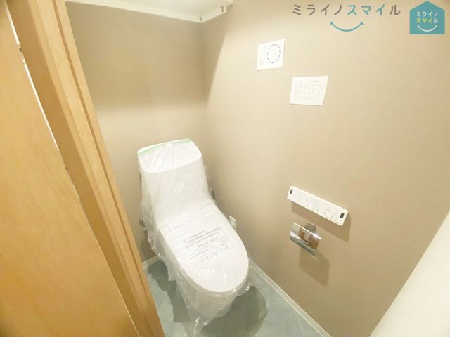 白を基調とした清潔感のあるシンプルで使いやすい高性能トイレです♪