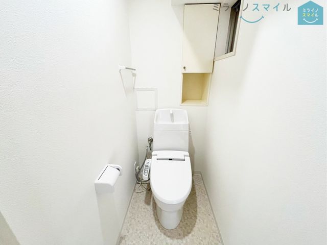 白を基調とした清潔感のあるシンプルで使いやすい高性能トイレです♪