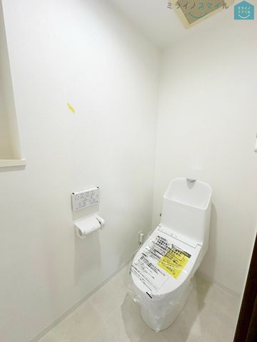 白を基調とした清潔感のあるシンプルで使いやすい高性能トイレです♪