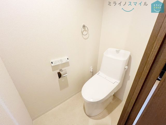 白を基調とした清潔感のあるシンプルで使いやすい高性能トイレです♪