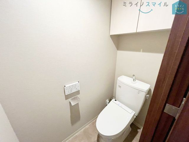 白を基調とした清潔感のあるシンプルで使いやすい高性能トイレです♪