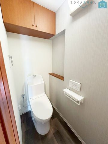 白を基調とした清潔感のあるシンプルで使いやすい高性能トイレです♪