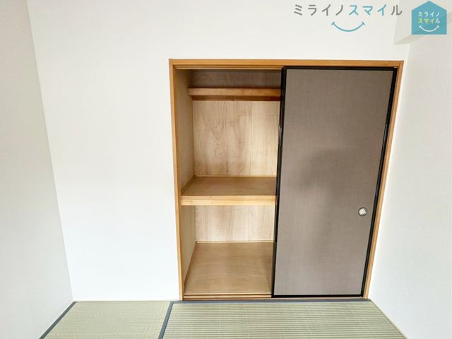 全居室収納あり。それぞれのお部屋にスペースがあるのでプライベートな荷物でも身近に置くことが出来ます。