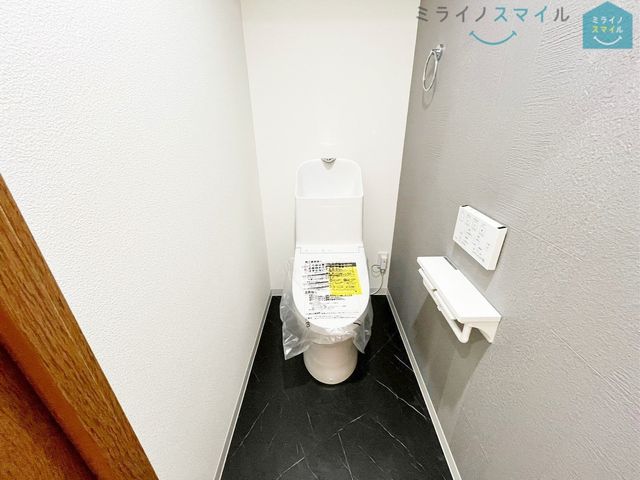 白を基調とした清潔感のあるシンプルで使いやすい高性能トイレです♪