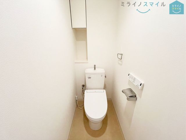 白を基調とした清潔感のあるシンプルで使いやすい高性能トイレです♪