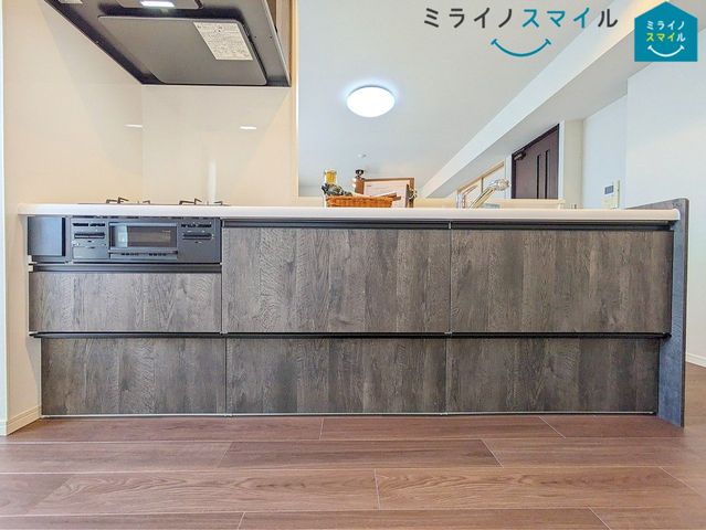 収納豊富なシステムキッチン♪お料理好きでついつい調理器具が増えてしまう方でも大丈夫！