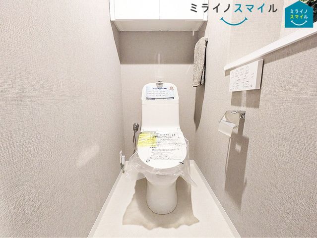 温水洗浄機能付き！リモコンが壁かけタイプなので、場所を取らず操作もしやすいです！