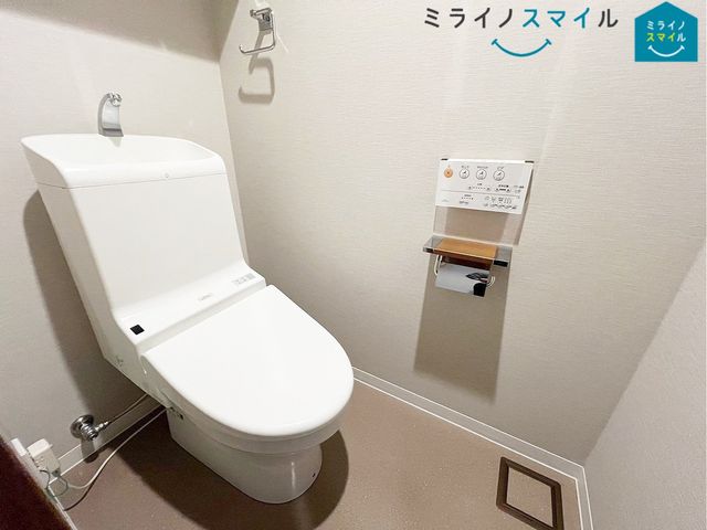 白を基調とした清潔感のあるシンプルで使いやすい高性能トイレです♪