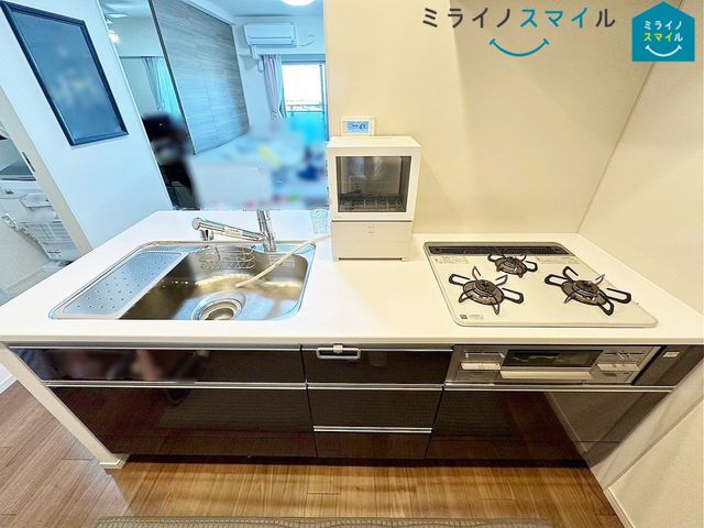 収納豊富なシステムキッチン♪お料理好きでついつい調理器具が増えてしまう方でも、大容量のキッチン収納があれば大丈夫！