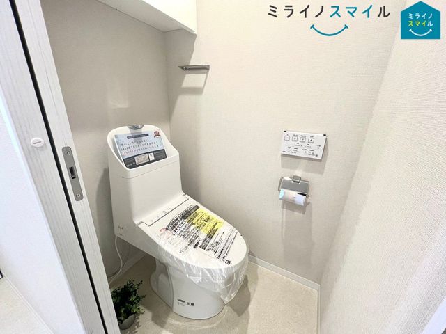 温水洗浄機能付き！リモコンが壁かけタイプなので、場所を取らず操作もしやすいです！