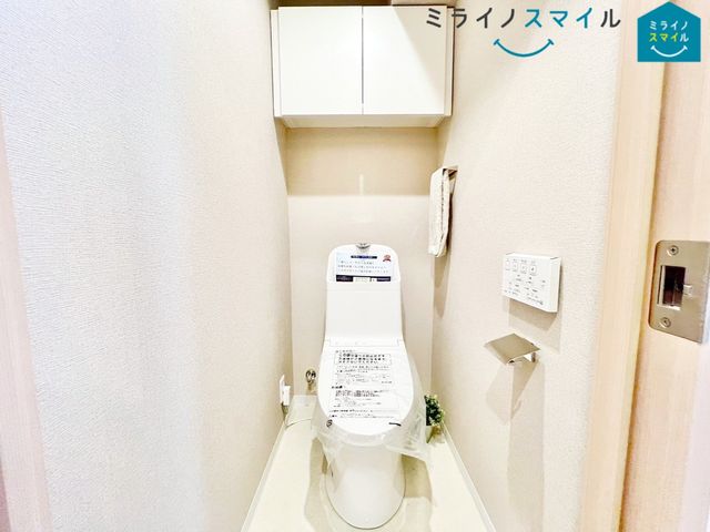 白を基調とした清潔感のあるシンプルで使いやすい高性能トイレです♪