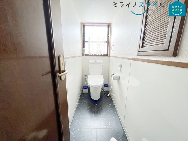 トイレ　（2024年9月撮影）トイレが２か所にあるので、忙しい朝の時間帯でも余裕をもって使用することができます！また、家族用・来客用などと分けて使用することもできます♪