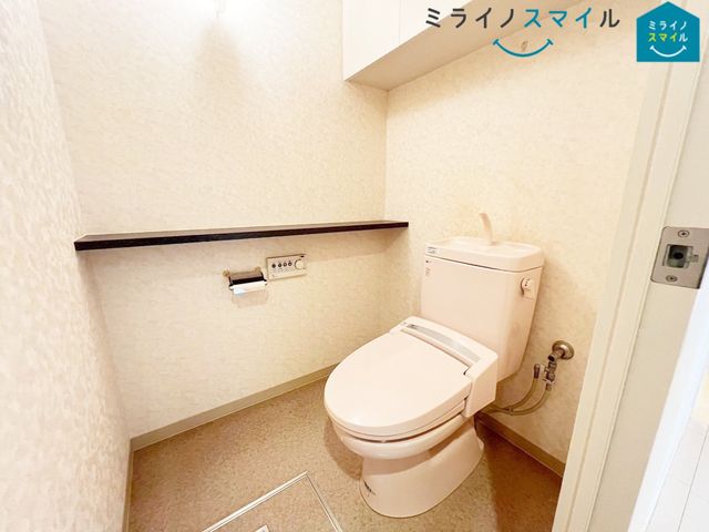 白を基調とした清潔感のあるシンプルで使いやすい高性能トイレです♪