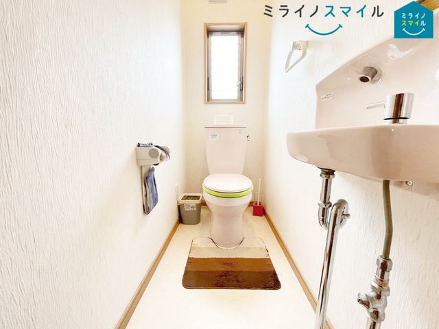 白を基調とした清潔感のあるシンプルで使いやすい高性能トイレです♪