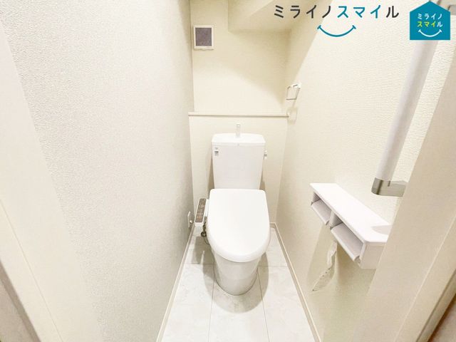 白を基調とした清潔感のあるシンプルで使いやすい高性能トイレです♪（1号棟）