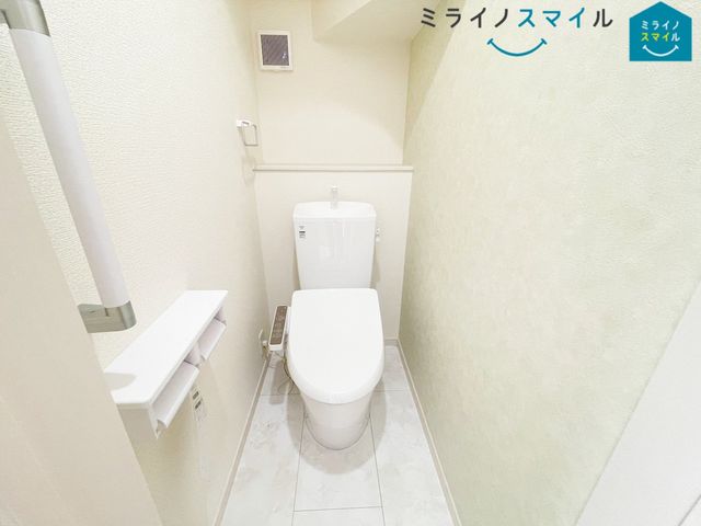 白を基調とした清潔感のあるシンプルで使いやすい高性能トイレです♪（1号棟）