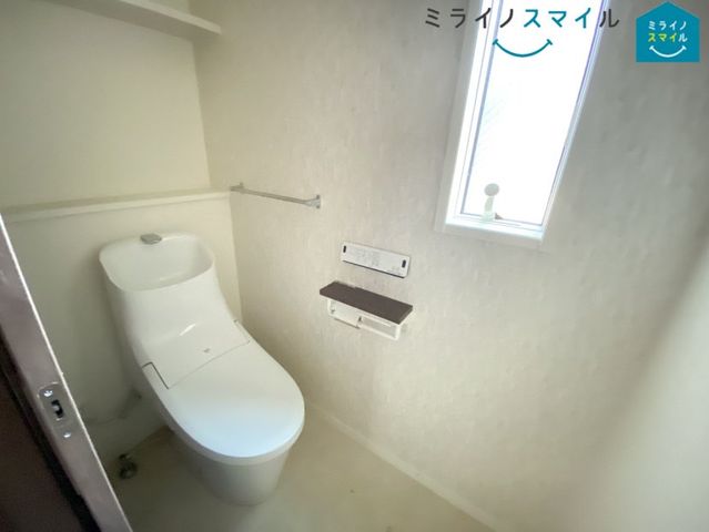 白を基調とした清潔感のあるシンプルで使いやすい高性能トイレです♪