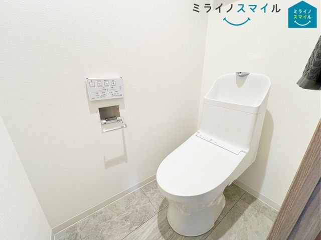 白を基調とした清潔感のあるシンプルで使いやすい高性能トイレです♪