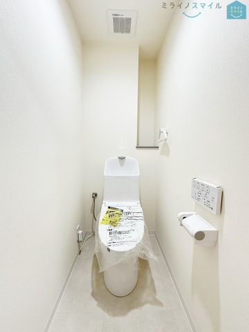 白を基調とした清潔感のあるシンプルで使いやすい高性能トイレです♪