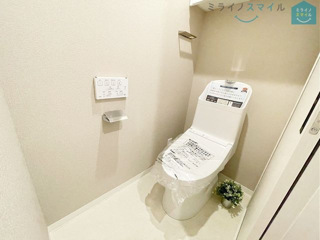 白を基調とした清潔感のあるシンプルで使いやすい高性能トイレです♪