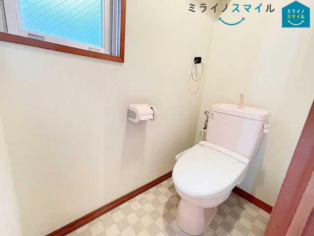 白を基調とした清潔感のあるシンプルで使いやすい高性能トイレです♪